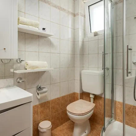 4 Bedroom Awesome In Apartment *