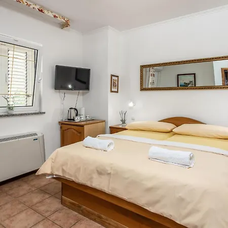 Apartment 4 Bedroom Awesome In *
