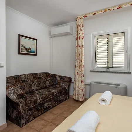 Apartment 4 Bedroom Awesome In