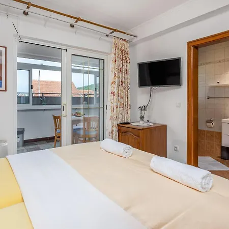 Apartment 4 Bedroom Awesome In *