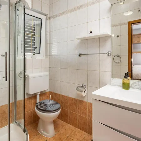 Apartment 4 Bedroom Awesome In *