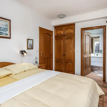 Apartment 4 Bedroom Awesome In