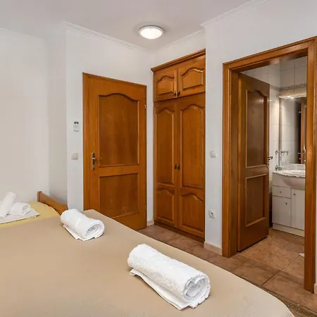 Apartment 4 Bedroom Awesome In Selce