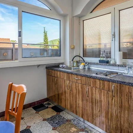 Apartment 4 Bedroom Awesome In