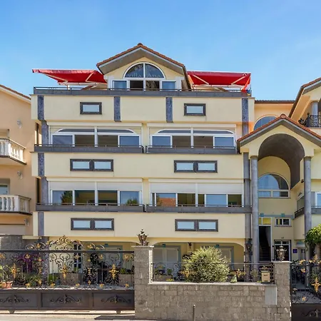 4 Bedroom Awesome In Apartment *
