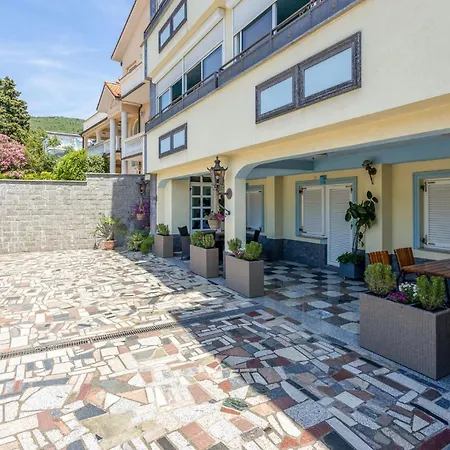 4 Bedroom Awesome In Apartment *